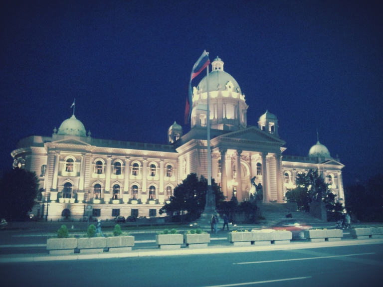 Parlament w Belgradzie nocą